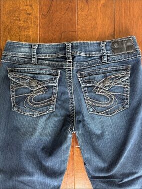 Silver Jeans Women's Medium Blue Embroidered Back Pocket Flair Jeans W33/L30